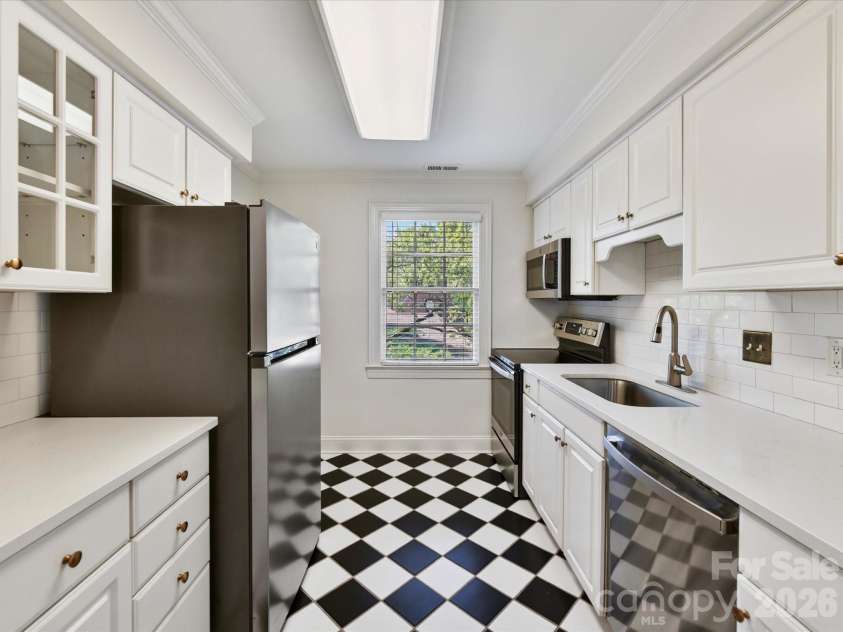 103 Laurel Avenue, Charlotte, NC 28207.  MLS# CAR4369312, YatesRealty ID 16267. Updated kitchen