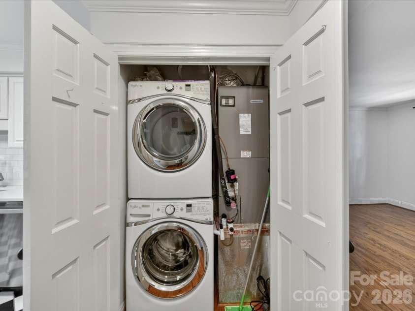 103 Laurel Avenue, Charlotte, NC 28207.  MLS# CAR4369312, YatesRealty ID 16267. Washer and dryer convey