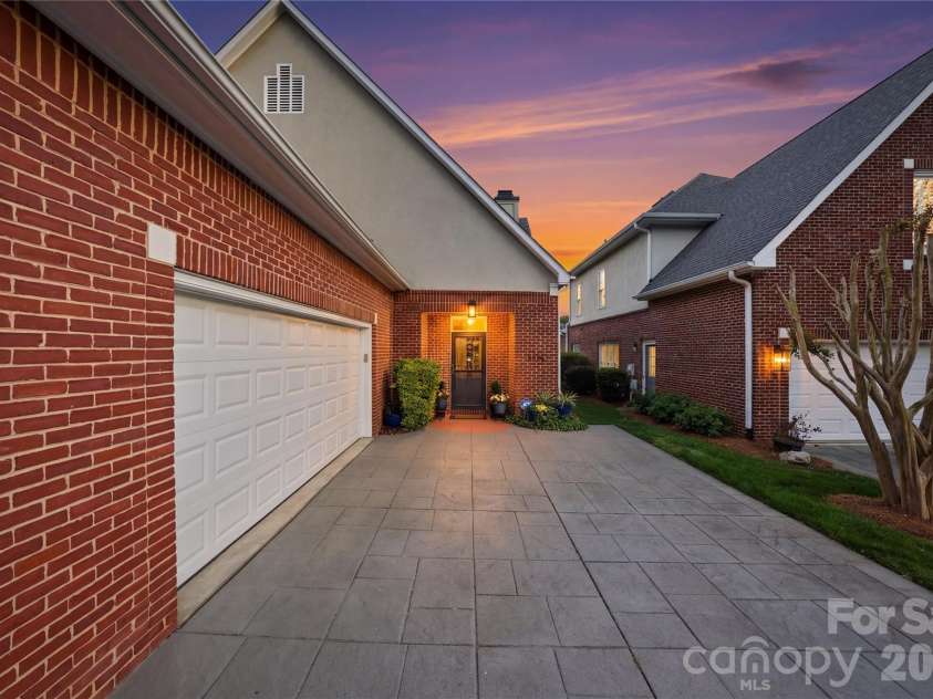 4118 Sharon Commons Lane, Charlotte, NC 28210.  MLS# CAR4366984, YatesRealty ID 16269. 