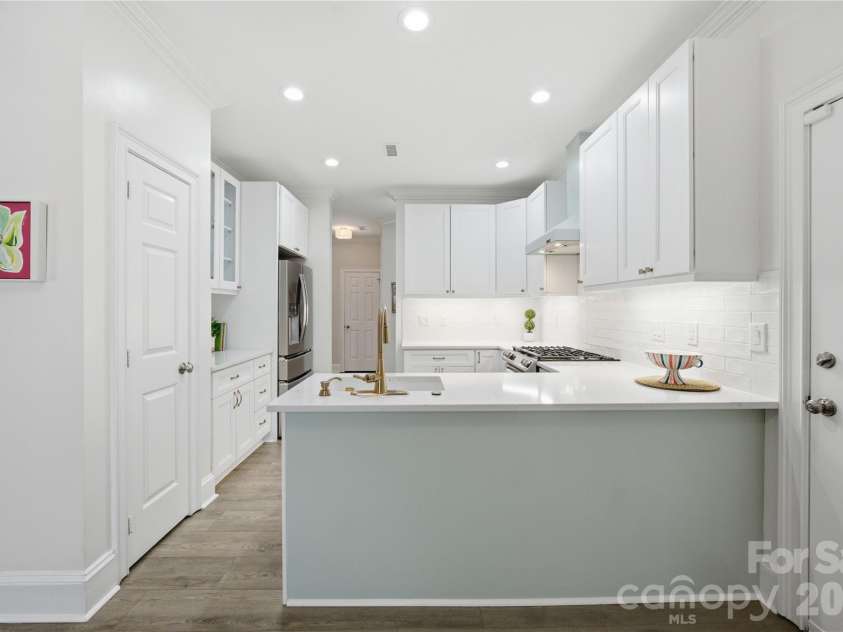4118 Sharon Commons Lane, Charlotte, NC 28210.  MLS# CAR4366984, YatesRealty ID 16269. 