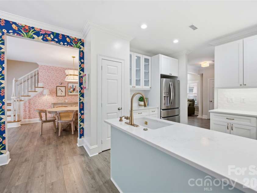 4118 Sharon Commons Lane, Charlotte, NC 28210.  MLS# CAR4366984, YatesRealty ID 16269. 