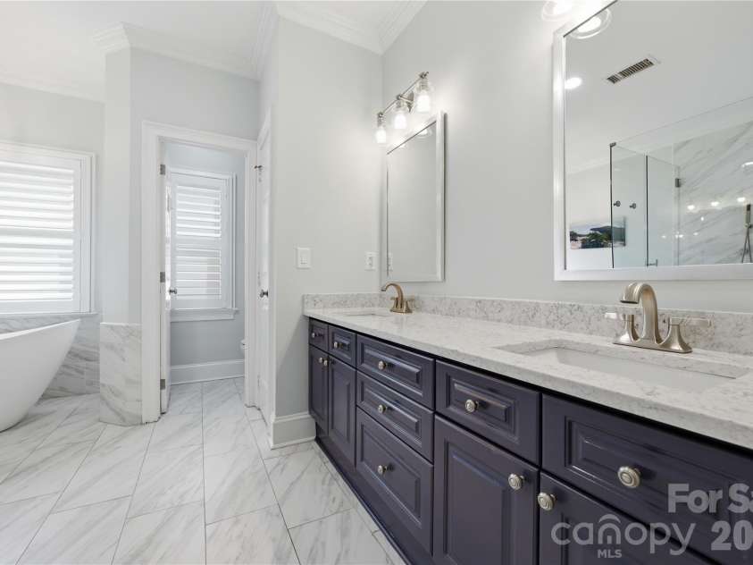 4118 Sharon Commons Lane, Charlotte, NC 28210.  MLS# CAR4366984, YatesRealty ID 16269. 