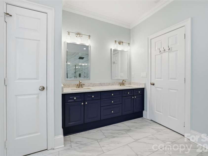 4118 Sharon Commons Lane, Charlotte, NC 28210.  MLS# CAR4366984, YatesRealty ID 16269. 