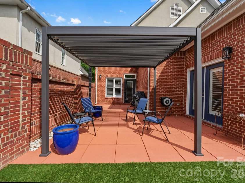 4118 Sharon Commons Lane, Charlotte, NC 28210.  MLS# CAR4366984, YatesRealty ID 16269. 