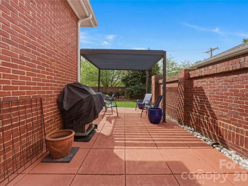 4118 Sharon Commons Lane, Charlotte, NC 28210.  MLS# CAR4366984, YatesRealty ID 16269. 