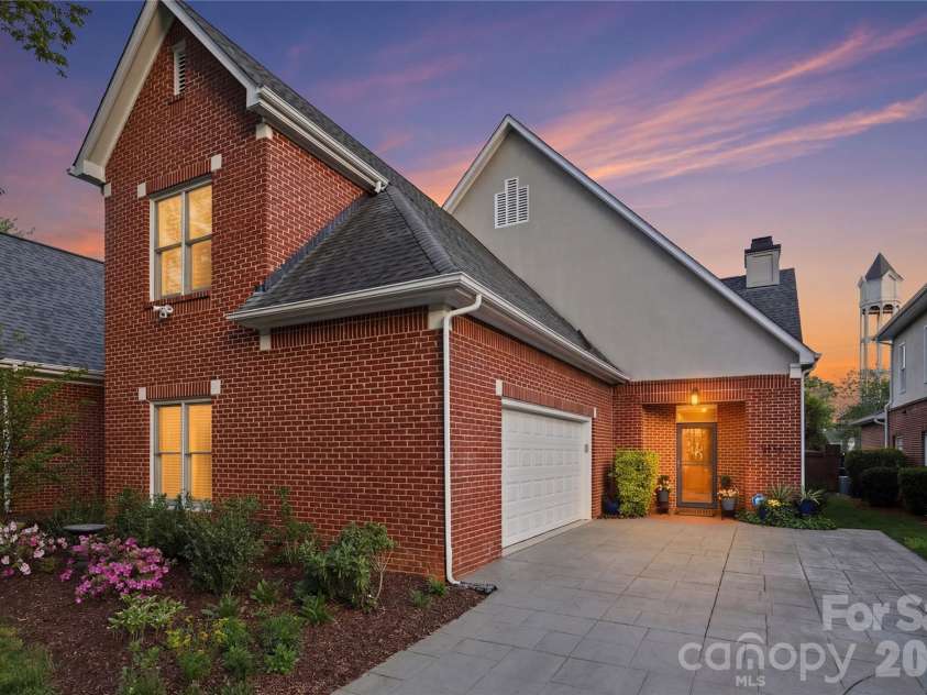 4118 Sharon Commons Lane, Charlotte, NC 28210.  MLS# CAR4366984, YatesRealty ID 16269. 