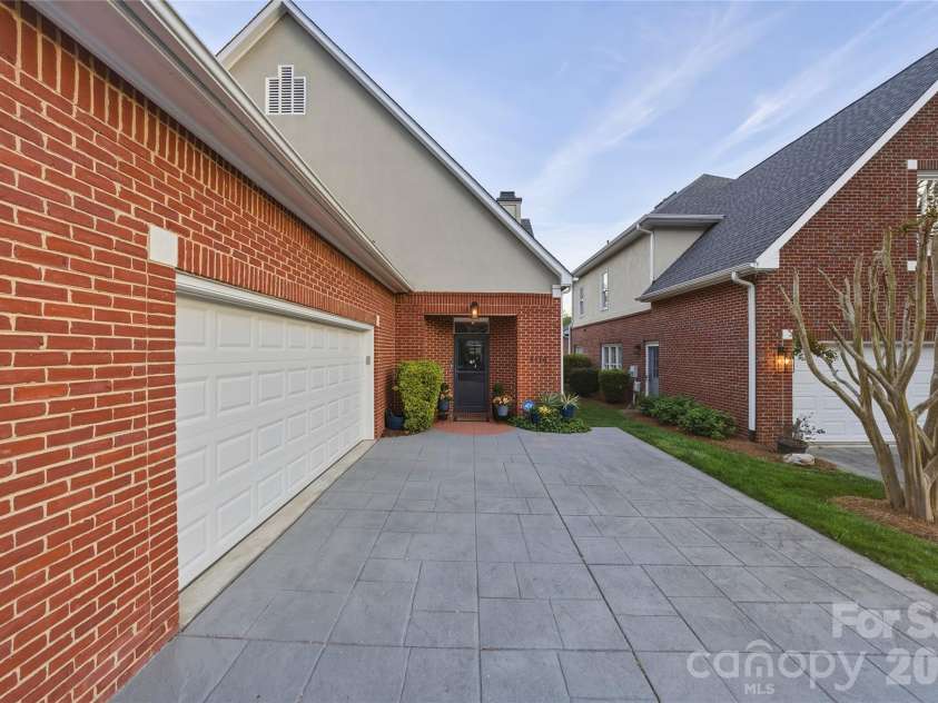 4118 Sharon Commons Lane, Charlotte, NC 28210.  MLS# CAR4366984, YatesRealty ID 16269. 