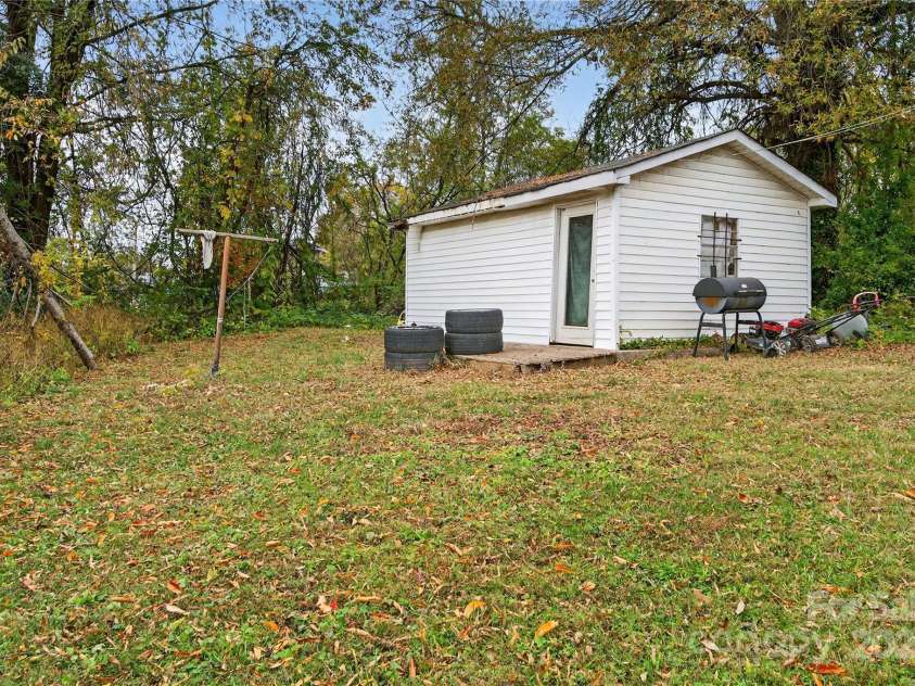 1114 Wilson W Lee Boulevard, Statesville, NC 28677.  MLS# CAR4322485, YatesRealty ID 1627. 