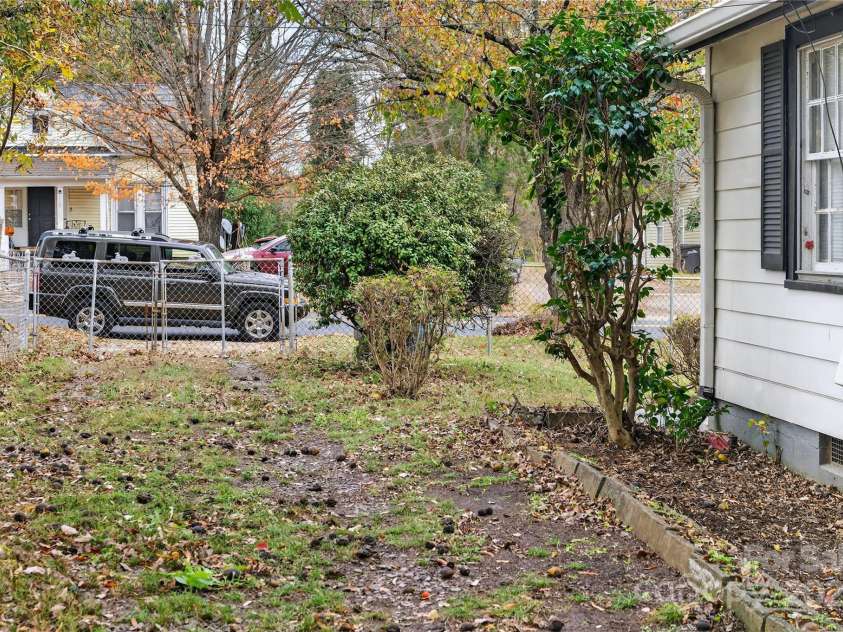 1114 Wilson W Lee Boulevard, Statesville, NC 28677.  MLS# CAR4322485, YatesRealty ID 1627. 