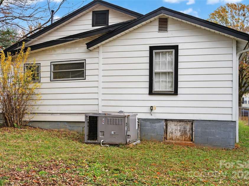 1114 Wilson W Lee Boulevard, Statesville, NC 28677.  MLS# CAR4322485, YatesRealty ID 1627. 