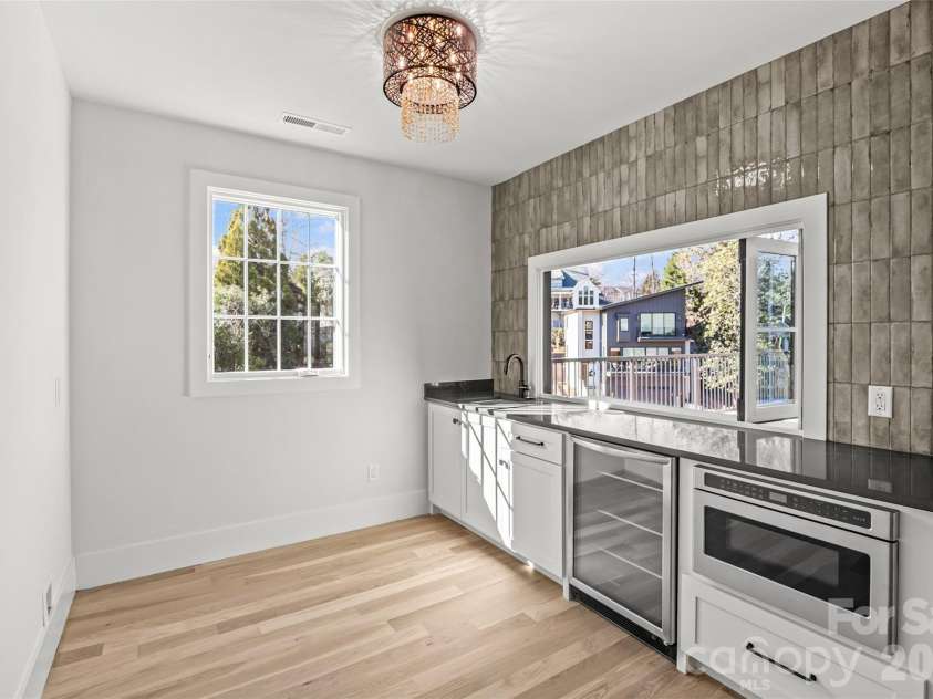 1607 Tippah Park Court, Charlotte, NC 28205.  MLS# CAR4334543, YatesRealty ID 16271. Loft Kitchenette
