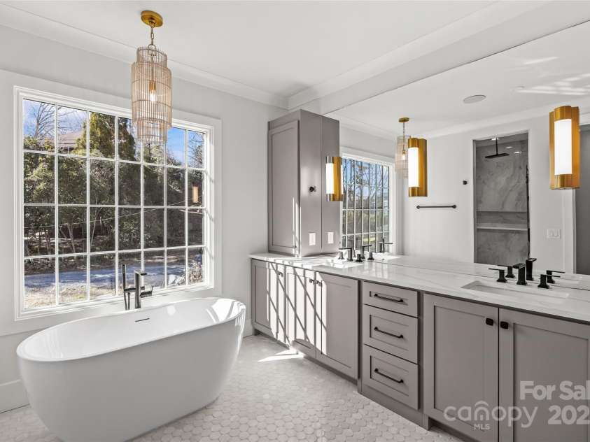 1607 Tippah Park Court, Charlotte, NC 28205.  MLS# CAR4334543, YatesRealty ID 16271. Primary Bath