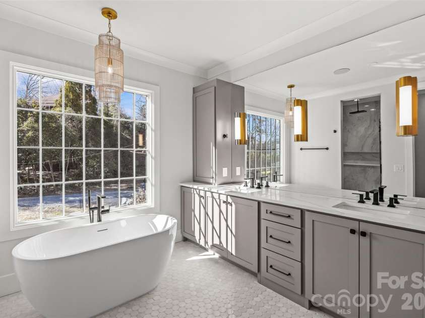 1607 Tippah Park Court, Charlotte, NC 28205.  MLS# CAR4334543, YatesRealty ID 16271. Primary Bath