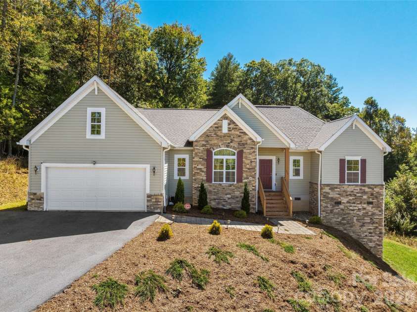 258 Crystal Heights Drive, Hendersonville, NC 28739.  MLS# CAR4345457, YatesRealty ID 16273. 