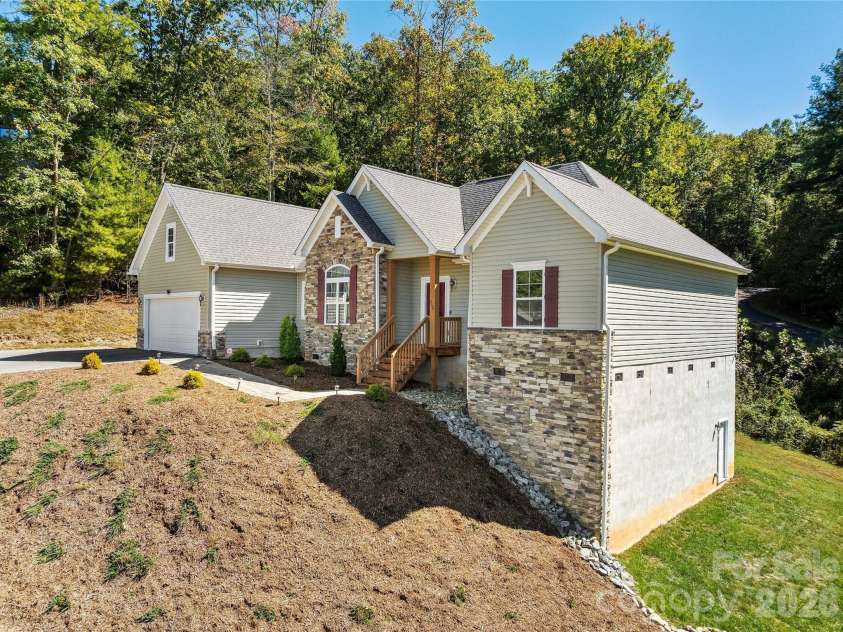 258 Crystal Heights Drive, Hendersonville, NC 28739.  MLS# CAR4345457, YatesRealty ID 16273. 