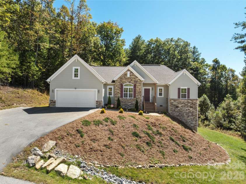 258 Crystal Heights Drive, Hendersonville, NC 28739.  MLS# CAR4345457, YatesRealty ID 16273. 