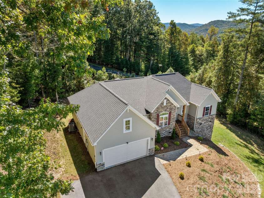 258 Crystal Heights Drive, Hendersonville, NC 28739.  MLS# CAR4345457, YatesRealty ID 16273. 