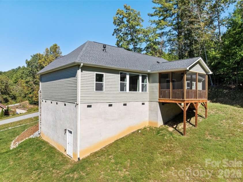 258 Crystal Heights Drive, Hendersonville, NC 28739.  MLS# CAR4345457, YatesRealty ID 16273. 