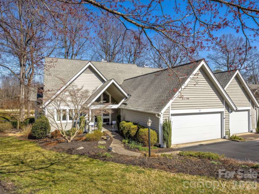 132 Overlook Drive, Flat Rock, NC 28731.  MLS# CAR4354088, YatesRealty ID 16275. 