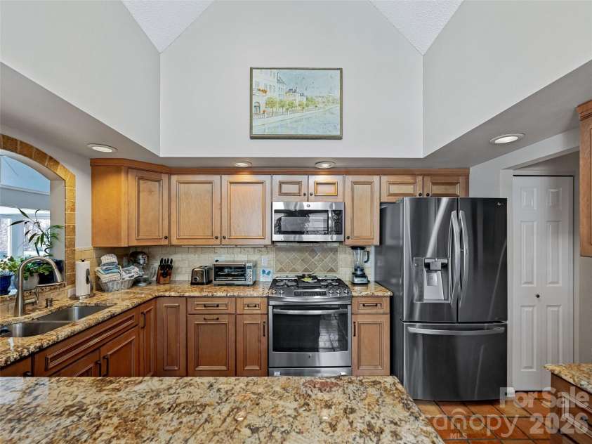 132 Overlook Drive, Flat Rock, NC 28731.  MLS# CAR4354088, YatesRealty ID 16275. 