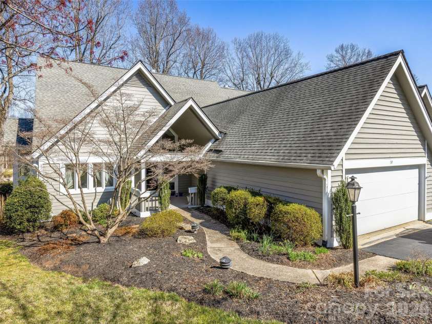 132 Overlook Drive, Flat Rock, NC 28731.  MLS# CAR4354088, YatesRealty ID 16275. 