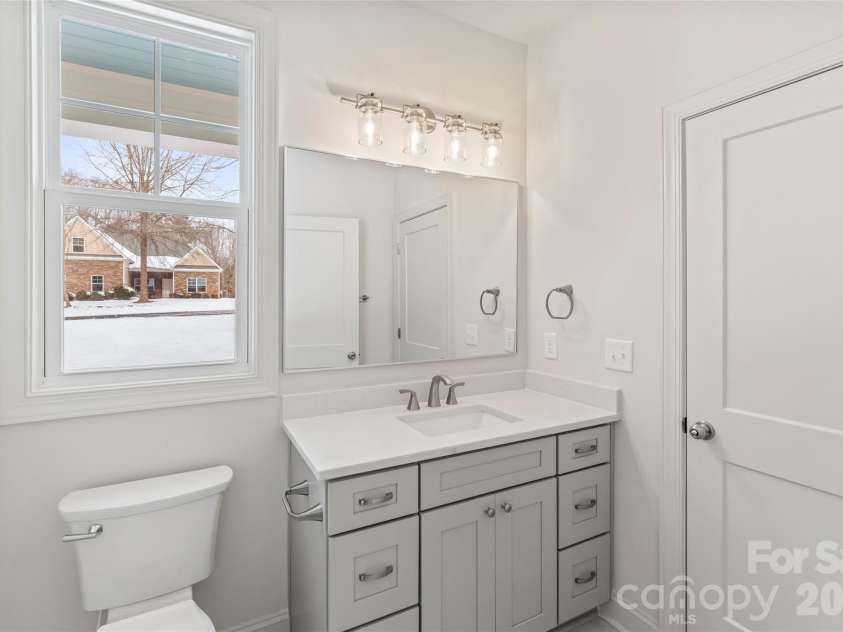 7540 Deer Track Drive, Denver, NC 28037.  MLS# CAR4343994, YatesRealty ID 16276. Front bath