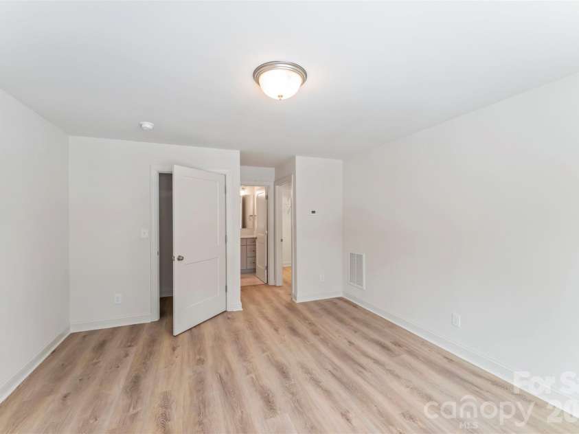 7540 Deer Track Drive, Denver, NC 28037.  MLS# CAR4343994, YatesRealty ID 16276. Upstairs guest suite