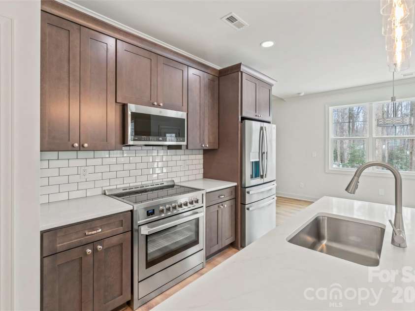 7540 Deer Track Drive, Denver, NC 28037.  MLS# CAR4343994, YatesRealty ID 16276. Warm, pleasant and convenient. Check out the cooking suite