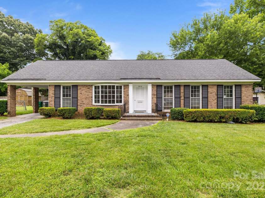 5918 Barrington Drive, Charlotte, NC 28215.  MLS# CAR4264190, YatesRealty ID 16277. 