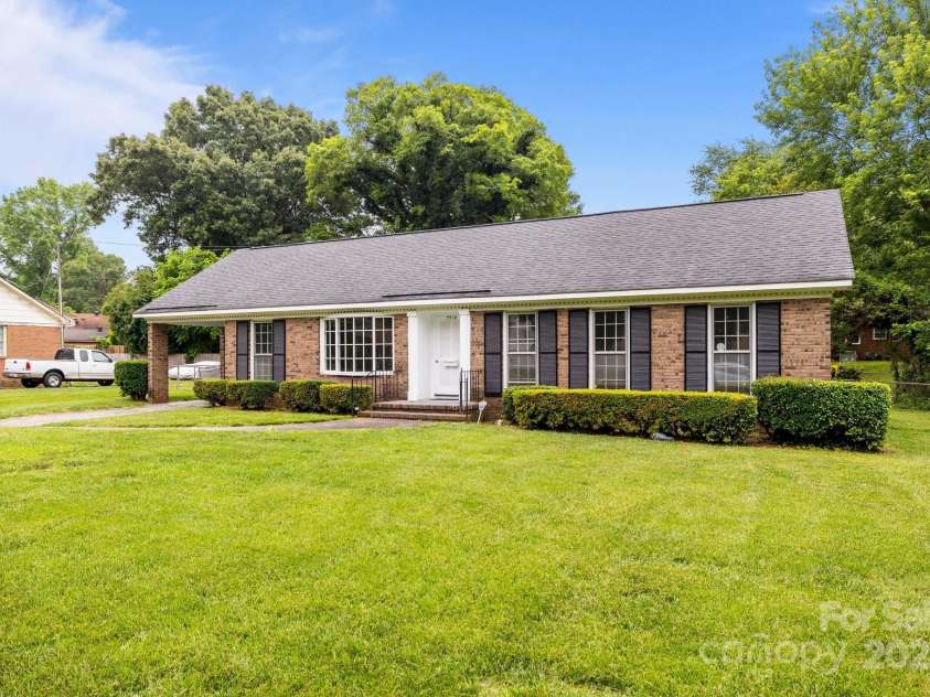 5918 Barrington Drive, Charlotte, NC 28215.  MLS# CAR4264190, YatesRealty ID 16277. 