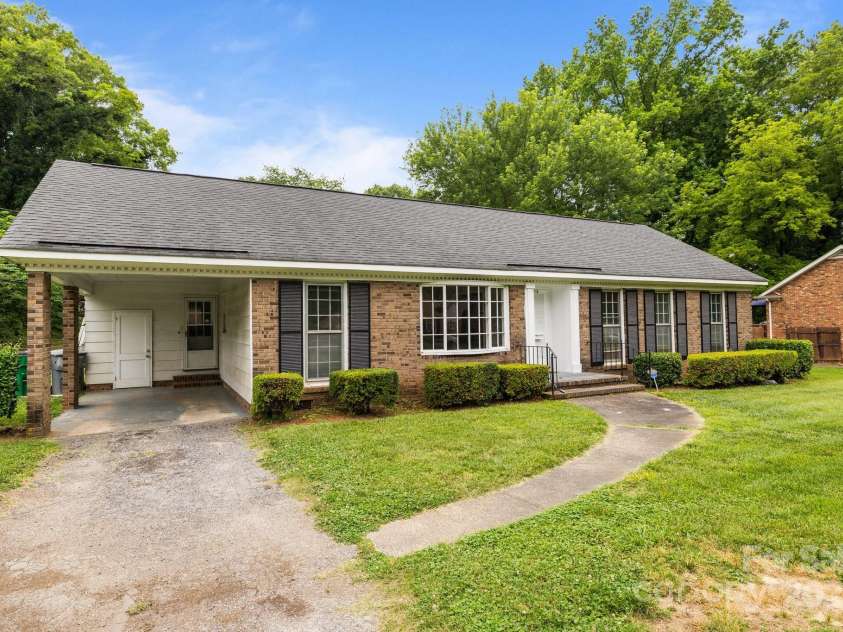 5918 Barrington Drive, Charlotte, NC 28215.  MLS# CAR4264190, YatesRealty ID 16277. 