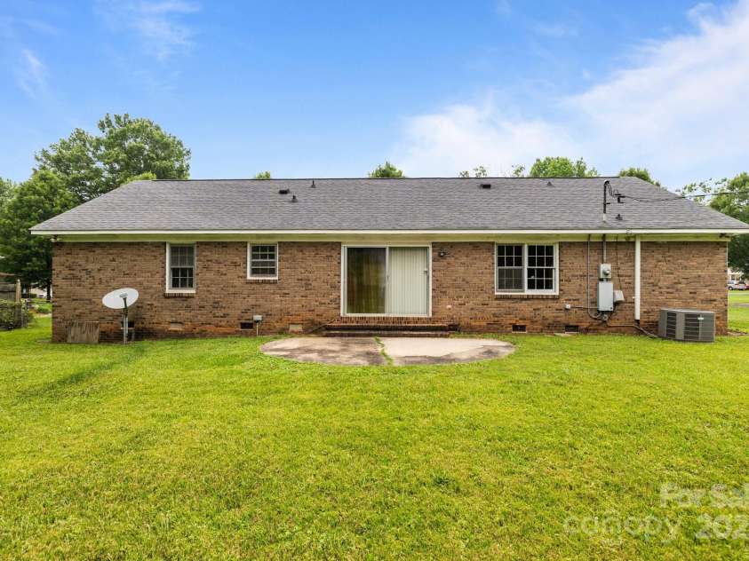 5918 Barrington Drive, Charlotte, NC 28215.  MLS# CAR4264190, YatesRealty ID 16277. 