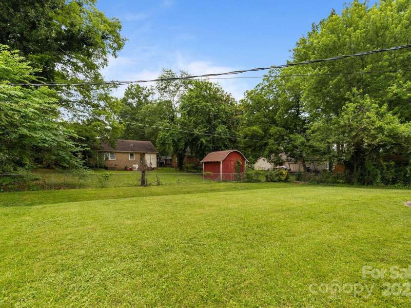 5918 Barrington Drive, Charlotte, NC 28215.  MLS# CAR4264190, YatesRealty ID 16277. 