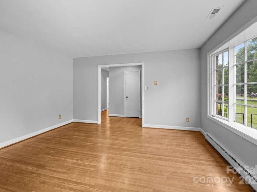 5918 Barrington Drive, Charlotte, NC 28215.  MLS# CAR4264190, YatesRealty ID 16277. 