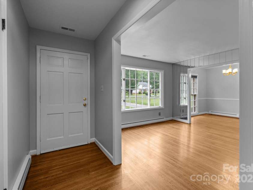 5918 Barrington Drive, Charlotte, NC 28215.  MLS# CAR4264190, YatesRealty ID 16277. 