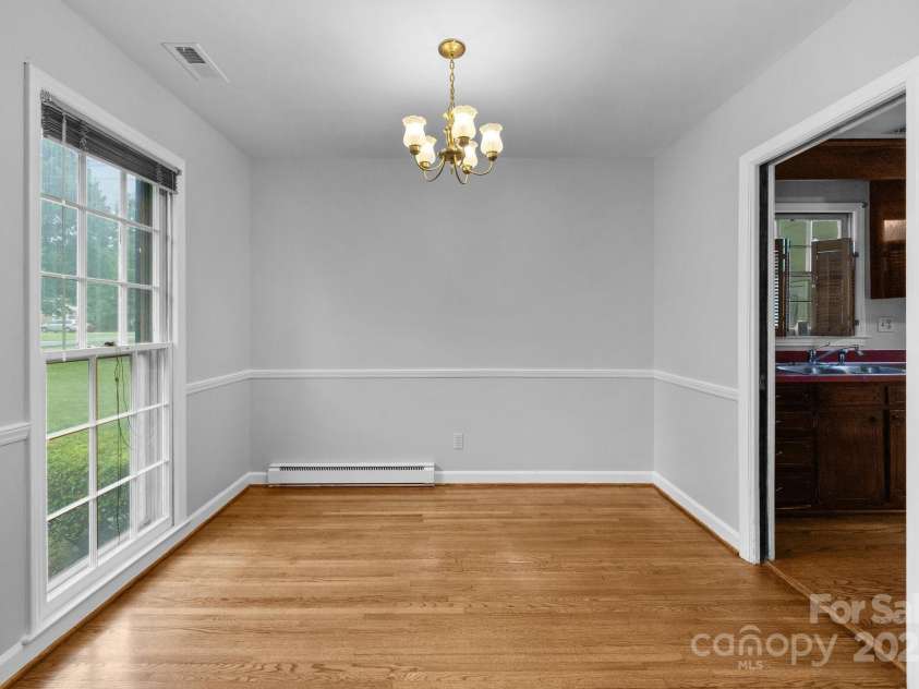 5918 Barrington Drive, Charlotte, NC 28215.  MLS# CAR4264190, YatesRealty ID 16277. 