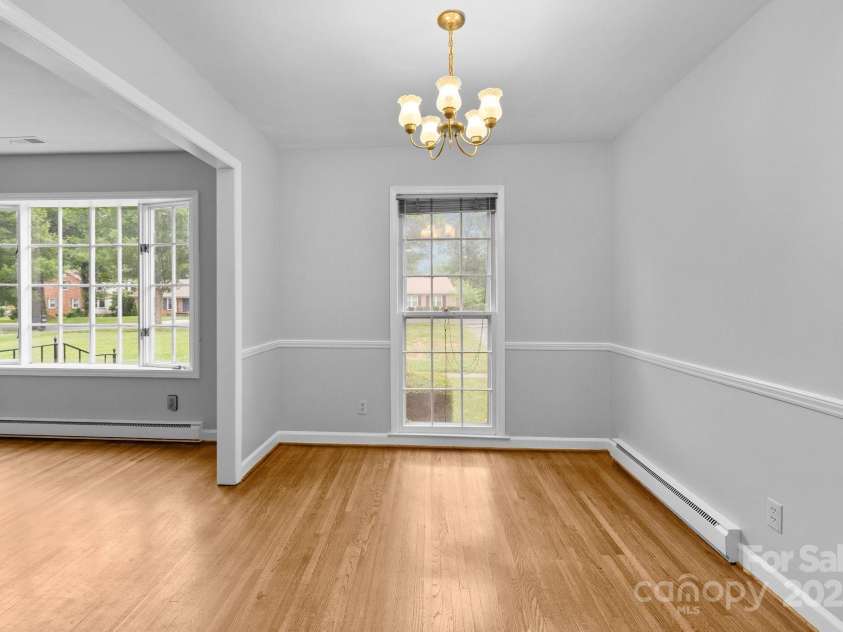 5918 Barrington Drive, Charlotte, NC 28215.  MLS# CAR4264190, YatesRealty ID 16277. 