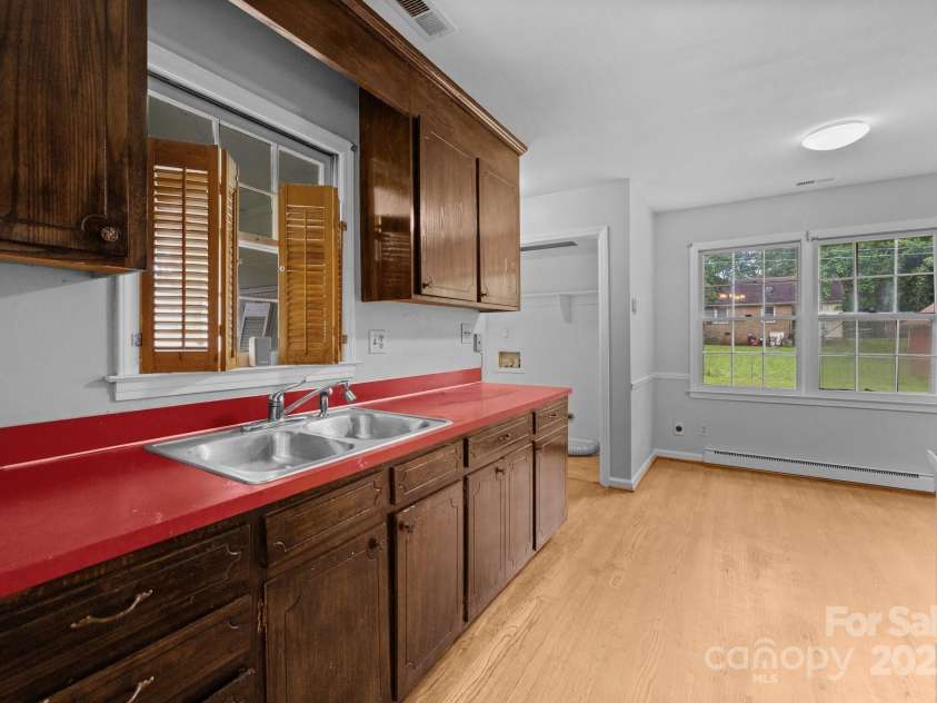 5918 Barrington Drive, Charlotte, NC 28215.  MLS# CAR4264190, YatesRealty ID 16277. 