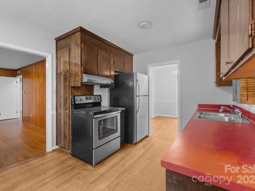 5918 Barrington Drive, Charlotte, NC 28215.  MLS# CAR4264190, YatesRealty ID 16277. 