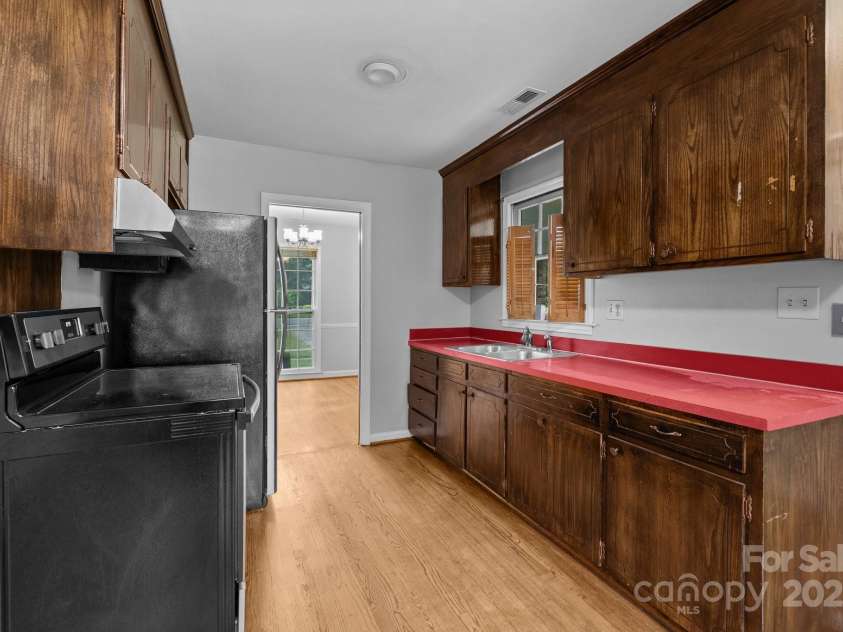 5918 Barrington Drive, Charlotte, NC 28215.  MLS# CAR4264190, YatesRealty ID 16277. 
