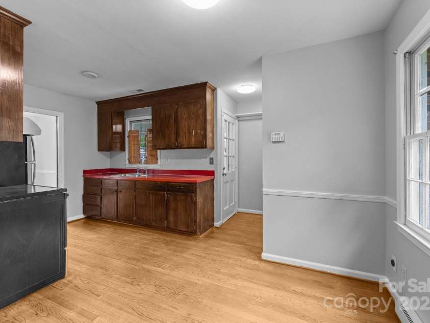 5918 Barrington Drive, Charlotte, NC 28215.  MLS# CAR4264190, YatesRealty ID 16277. 