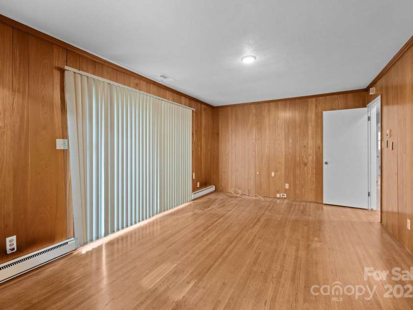 5918 Barrington Drive, Charlotte, NC 28215.  MLS# CAR4264190, YatesRealty ID 16277. 