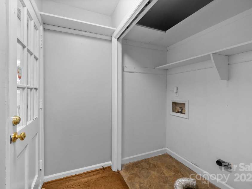 5918 Barrington Drive, Charlotte, NC 28215.  MLS# CAR4264190, YatesRealty ID 16277. 