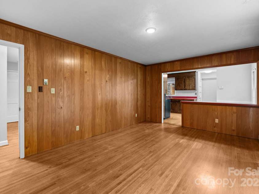 5918 Barrington Drive, Charlotte, NC 28215.  MLS# CAR4264190, YatesRealty ID 16277. 