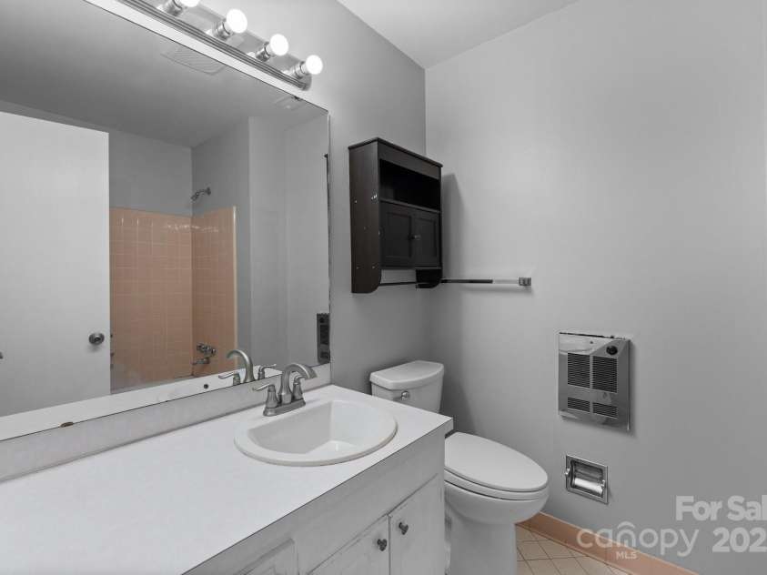 5918 Barrington Drive, Charlotte, NC 28215.  MLS# CAR4264190, YatesRealty ID 16277. 
