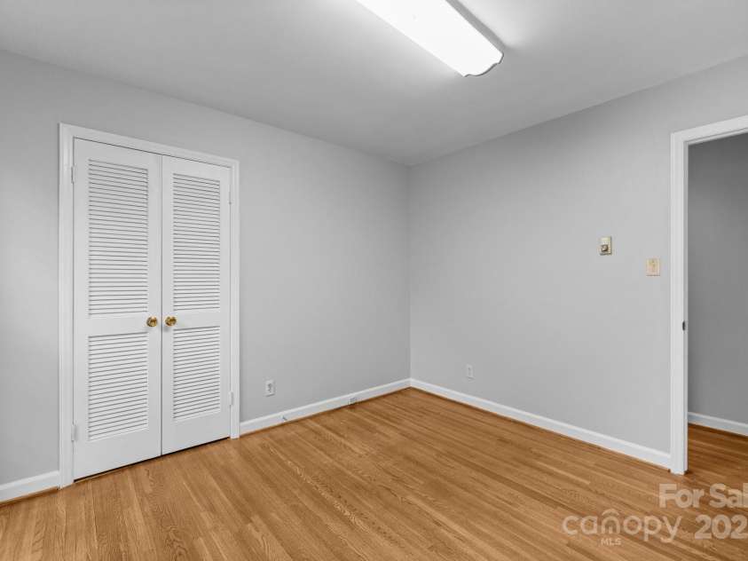 5918 Barrington Drive, Charlotte, NC 28215.  MLS# CAR4264190, YatesRealty ID 16277. 