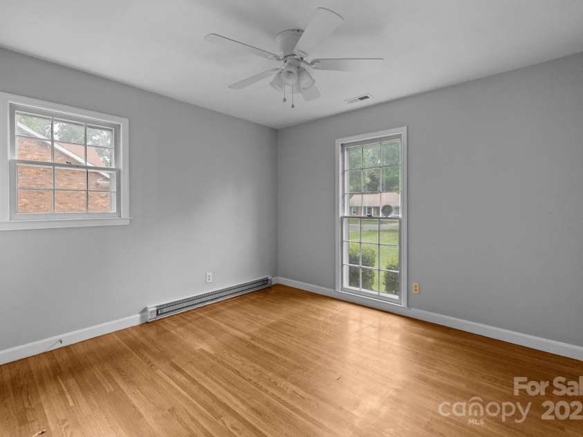 5918 Barrington Drive, Charlotte, NC 28215.  MLS# CAR4264190, YatesRealty ID 16277. 