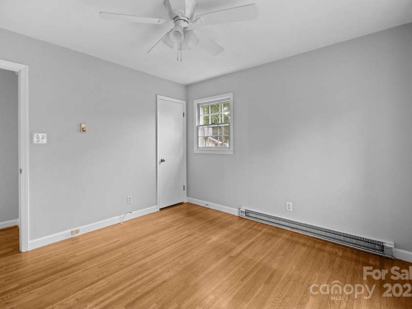 5918 Barrington Drive, Charlotte, NC 28215.  MLS# CAR4264190, YatesRealty ID 16277. 
