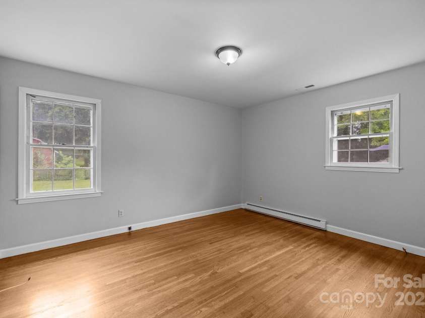 5918 Barrington Drive, Charlotte, NC 28215.  MLS# CAR4264190, YatesRealty ID 16277. 