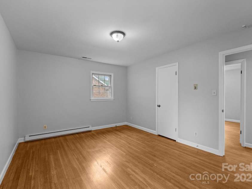 5918 Barrington Drive, Charlotte, NC 28215.  MLS# CAR4264190, YatesRealty ID 16277. 